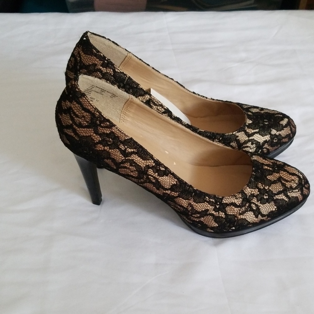 Shoes - Picture 2 of 4